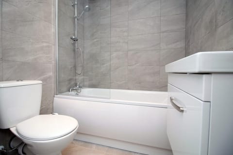 2 BR with Free Parking Apartment in Swindon