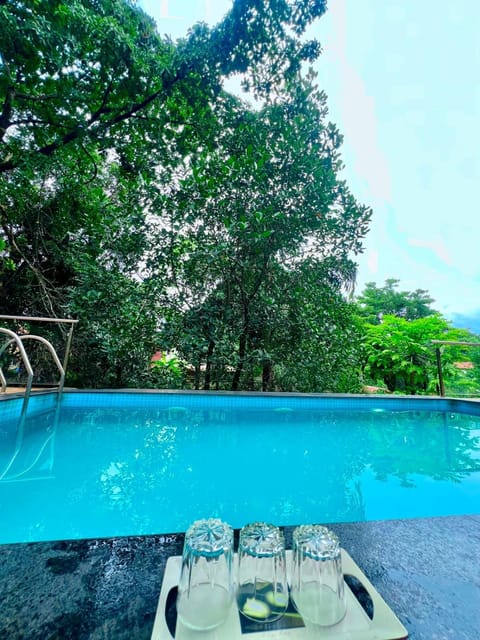 Day, Pool view