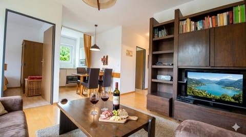 TV and multimedia, Living room, Seating area, Dining area