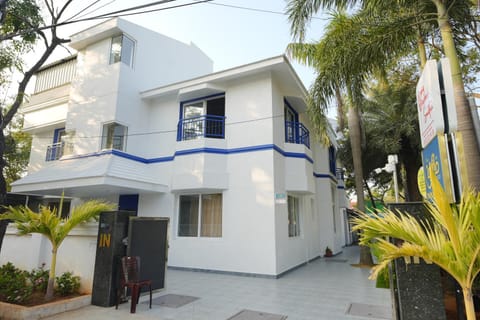 Facade/entrance, Day, Parking