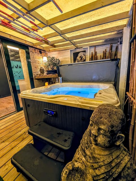 Patio, Hot Tub, Spa and wellness centre/facilities