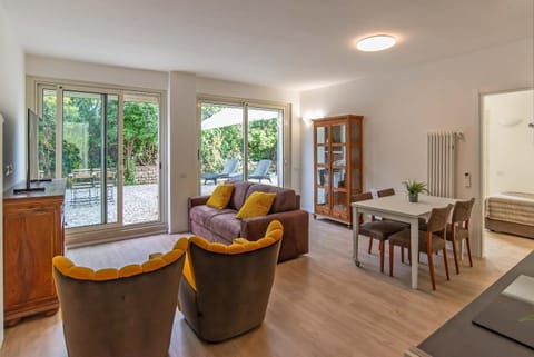 TV and multimedia, Kitchen or kitchenette, Living room, Seating area, Dining area