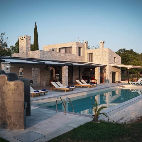 Property building, Day, Pool view, Swimming pool, sunbed