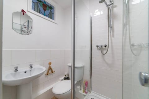 Family Stay By Sefton Park & Lark Lane Parking House in Liverpool