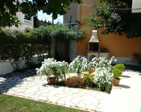Patio, BBQ facilities, Garden