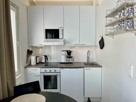 Coffee/tea facilities, Kitchen or kitchenette, microwave, oven, stove, toaster