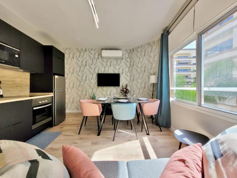 TV and multimedia, Kitchen or kitchenette, Living room, Dining area, minibar, air conditioner