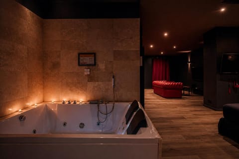 Hot Tub, Bathroom, Living room, Bath