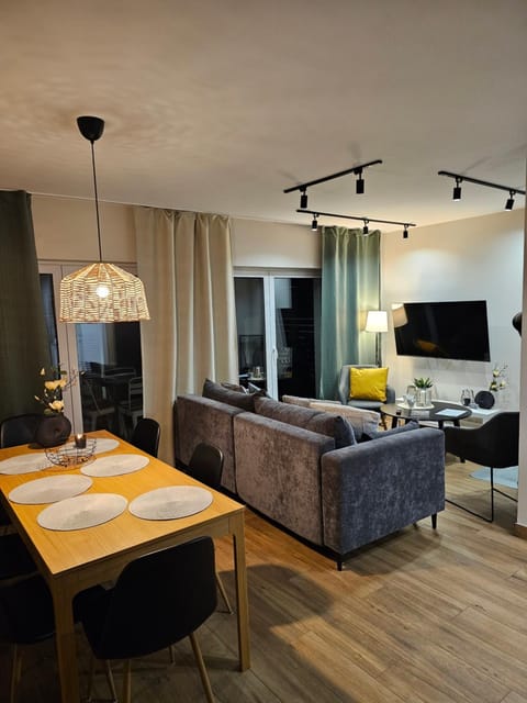 Communal lounge/ TV room, Bed, TV and multimedia, Living room, Photo of the whole room, Seating area, Evening entertainment, Bedroom