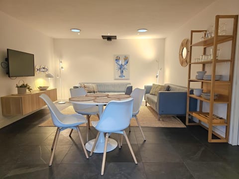 TV and multimedia, Seating area, Dining area