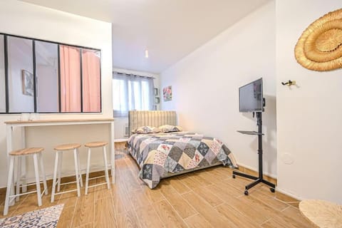 Appartement Parisien - Gambetta Apartment in Paris