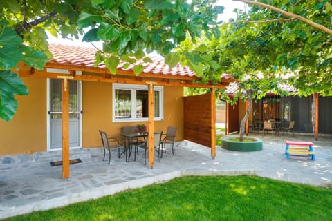 Property building, Patio, Spring, Day, Garden, Dining area, Garden view