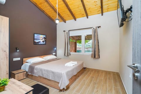 Bed, TV and multimedia, Photo of the whole room, Bedroom, towels