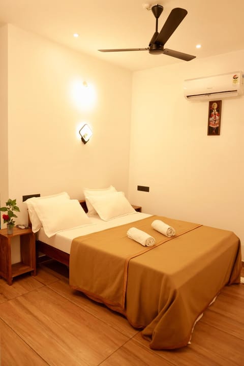 Bed, Photo of the whole room, Decorative detail, Bedroom, Family, air conditioner