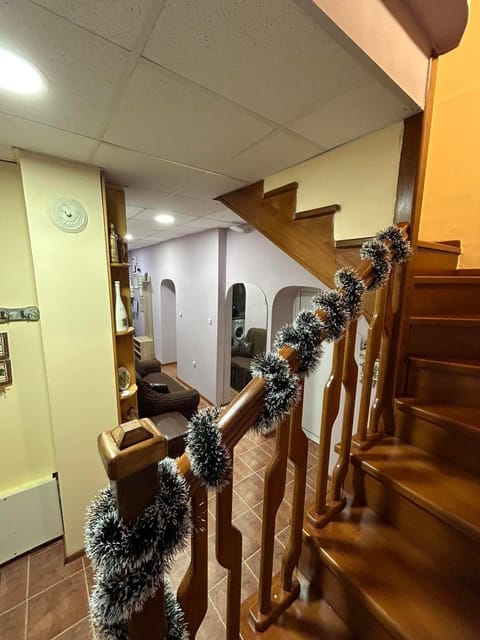 КЪЩА за ГОСТИ ТРАПЕЗИЦА за до 12 ЧОВЕКА с БЕЗПЛАТЕН ПАРКИНГ, ДВОР и ВЕРАНДИ, в ГРАД ВЕЛИКО ТЪРНОВО House in Veliko Tarnovo