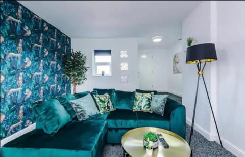 Living room, Photo of the whole room, Decorative detail, Seating area, internet