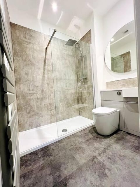 Shower, Toilet