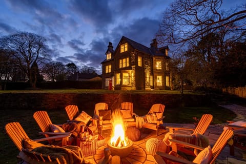 Property building, Patio, Communal lounge/ TV room, Facade/entrance, Night, Property logo or sign, Property logo or sign, Activities, BBQ facilities, Garden, View (from property/room), Balcony/Terrace, Food and drinks, Other, Evening entertainment, Evening entertainment, Animals, Food, Pets, Guests, Garden view, Landmark view, Street view, Area and facilities, Entertainment, group of guests, Family, Parking, concierge, furniture, pet friendly, towels