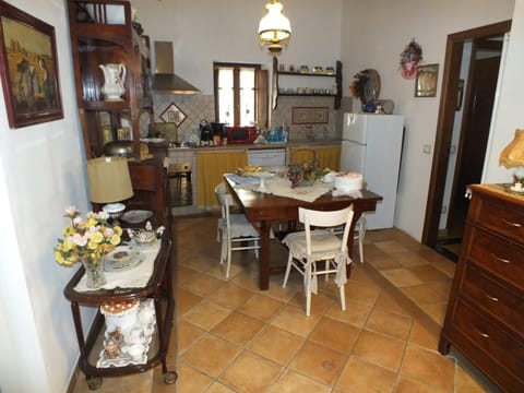 Kitchen or kitchenette, Dining area, pet friendly, stove