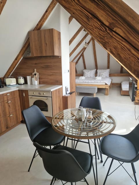 Kitchen or kitchenette, Living room, Seating area, Dining area