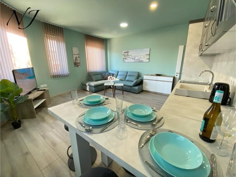 Kitchen or kitchenette, Living room, Seating area, Dining area, air conditioner