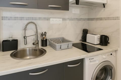 Coffee/tea facilities, Kitchen or kitchenette, stove, washing machine