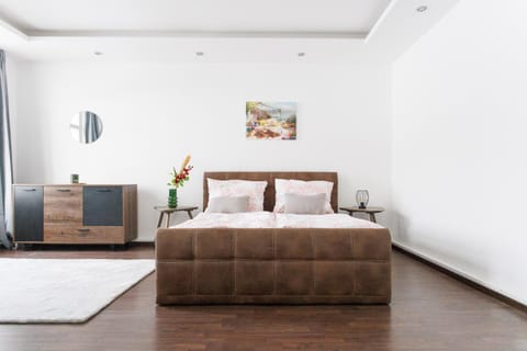 Communal lounge/ TV room, Bed, TV and multimedia, Living room, Photo of the whole room, Seating area, Bedroom, City view, City view, hair dresser, wardrobe