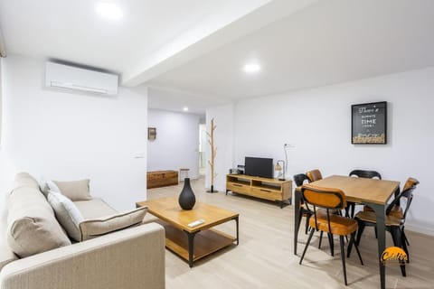 TV and multimedia, Living room, Dining area, air conditioner