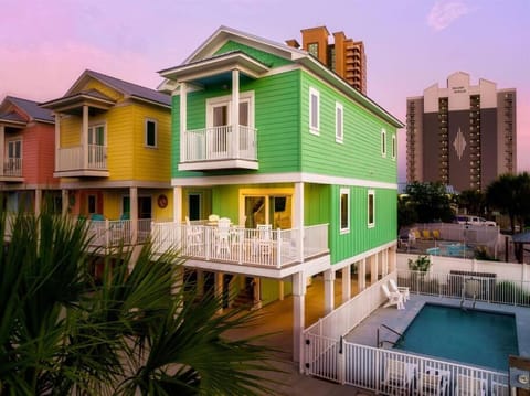 Property building, Day, Pool view, Swimming pool