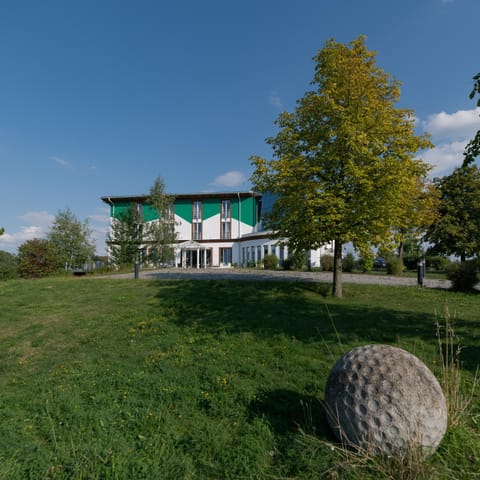 Property building, Spring, Day, Natural landscape, Garden, Balcony/Terrace, Garden view
