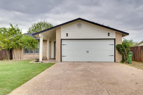 Round Rock Home with Large Yard 20 Mi to Austin! House in Round Rock