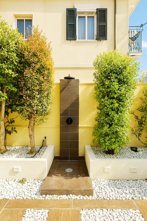 Shower, Property building, Day, Garden, Garden view