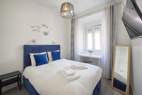 Bed, TV and multimedia, Photo of the whole room, Decorative detail, Bedroom, Mountain view, hair dresser, towels, air conditioner