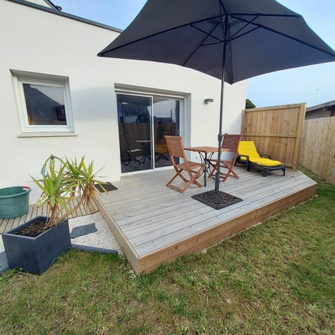 Patio, Garden, Garden view, sunbed
