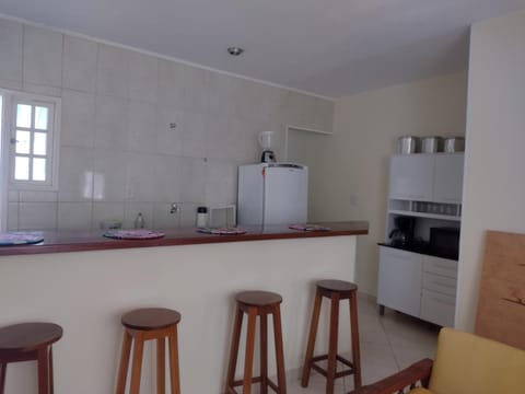 Coffee/tea facilities, Kitchen or kitchenette, Dining area, oven, stove