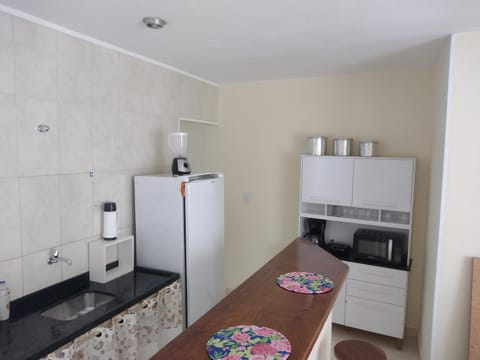 Coffee/tea facilities, Kitchen or kitchenette, Dining area, oven