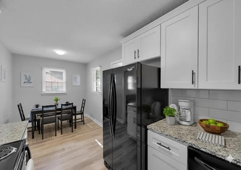 Kitchen or kitchenette, Dining area, oven, stove