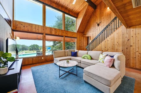 Road Runner Lodge House in Hudson Bend