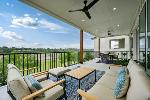 Lakeshore Splendor House in Lake Travis