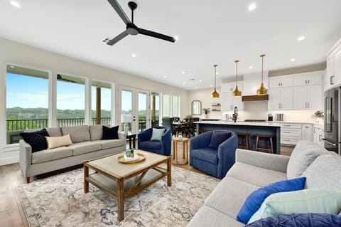 Lakeshore Splendor House in Lake Travis