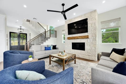 Lakeshore Splendor House in Lake Travis