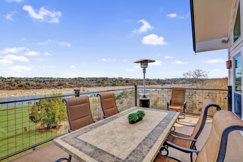 Lakeshore Haven House in Lake Travis