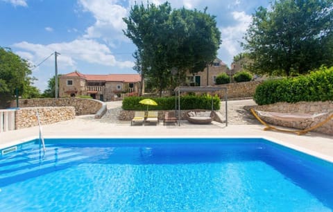 Property building, Patio, Day, Swimming pool, sunbed