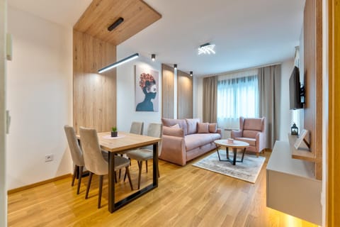 TV and multimedia, Seating area, Dining area