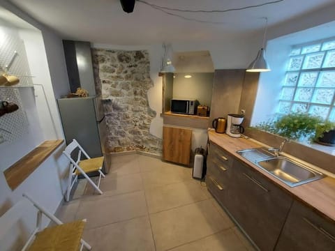 Coffee/tea facilities, Kitchen or kitchenette, oven
