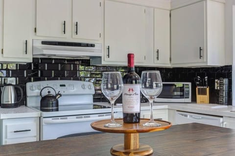 Lake Hm Hideaway - Boat Rental! House in Canyon Lake