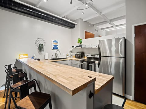 Lakefront Loft - Downtown - Shuffle Board Table House in Ohio City