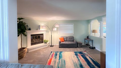 Bed, TV and multimedia, Living room, Photo of the whole room, Seating area, flat iron