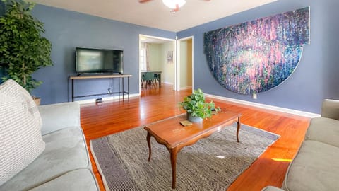 Communal lounge/ TV room, TV and multimedia, Living room, Seating area, Evening entertainment