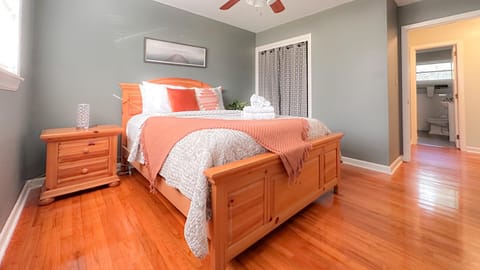 Bed, Photo of the whole room, Bedroom